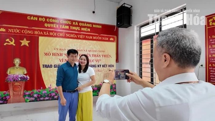 Vợ chồng anh Nguyễn Anh Xuân ở xã Quảng Ninh rất hài lòng và hạnh phúc khi đến đăng ký kết hôn tại Trung tâm Phục vụ hành chính công xã Quảng Ninh.