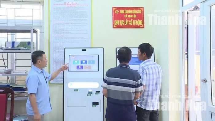 Người dân đến Trung tâm Phục vụ hành chính công xã Vạn Lộc được hướng dẫn tận tình.