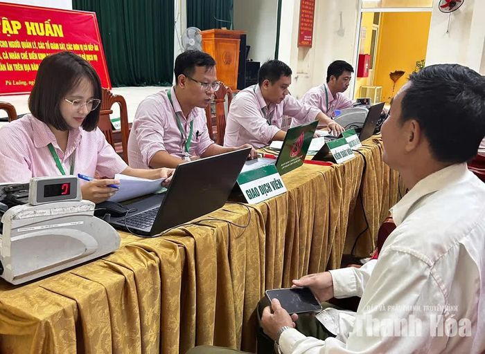 Cán bộ, nhân viên NHCSXH Bá Thước giải ngân vốn ưu đãi cho hộ nghèo và các đối tượng chính sách.