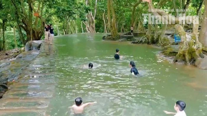 Dòng nước trong xanh, mát lành là điểm hấp dẫn du khách khi đến thác Voi.