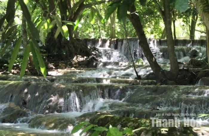 Thác Voi không có độ cao lớn, nhưng dòng nước được chia thành nhiều nhánh, len qua những lớp đá trầm tích, tạo nên vẻ đẹp nên thơ giữa núi rừng.
