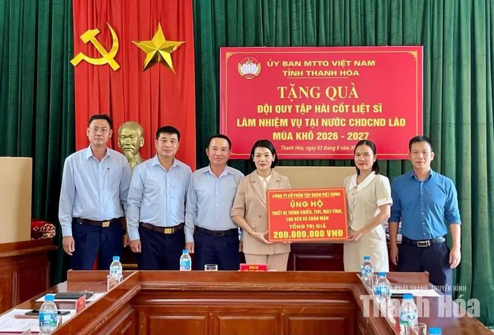 Phó Chủ tịch Thường trực Ủy ban MTTQ tỉnh Đỗ Thị Toán tiếp nhận ủng hộ từ đại diện doanh nghiệp.