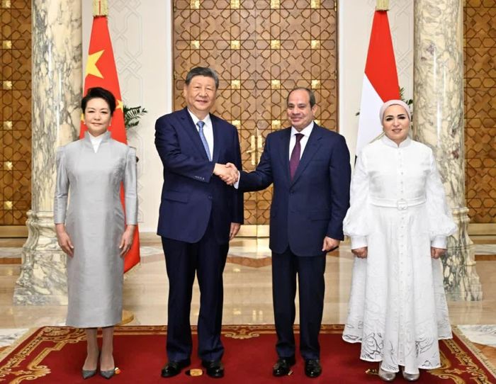 Tổng thống Trung Quốc Tập Cận Bình và phu nhân Bành Lệ Viên chụp ảnh lưu niệm cùng Tổng thống Ai Cập Abdel Fattah El-Sisi và phu nhân Entissar El-Sisi tại Cairo, Ai Cập, ngày 2 tháng 9 năm 2026. Ảnh: Xinhua.