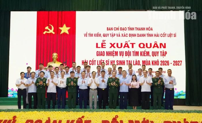 Các đại biểu chụp ảnh lưu niệm cùng Đội Quy tập trước khi lên đường thực hiện nhiệm vụ.