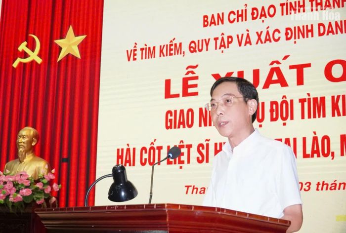 Phó Chủ tịch UBND tỉnh Đầu Thanh Tùng, Trưởng Ban Chỉ đạo tỉnh Thanh Hóa về tìm kiếm, quy tập và xác định danh tính hài cốt liệt sĩ phát biểu giao nhiệm vụ tại lễ xuất quân.