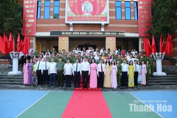 Các đại biểu và học viên chụp ảnh lưu niệm.