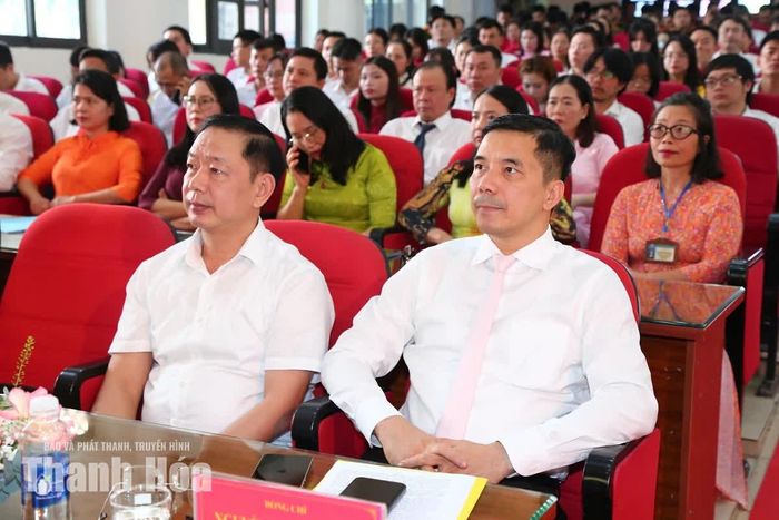Phó Bí thư Thường trực Tỉnh ủy Nguyễn Hồng Phong dự lễ khai giảng.