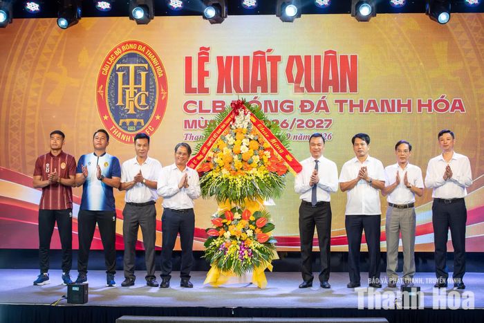 Chủ tịch UBND tỉnh Tô Anh Dũng và các đồng chí lãnh đạo tỉnh tặng hoa chúc mừng CLB Bóng đá Thanh Hóa.