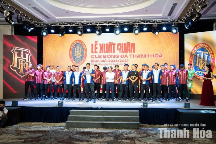 Những gương mặt sẽ thi đấu cho đội bóng đá xứ Thanh mùa giải 2026/27 ra mắt người hâm mộ. Giám đốc kỹ thuật Mai Xuân Hợp truyền thông điệp tới toàn đội trước mùa giải mới, kêu gọi toàn đội đoàn kết, nỗ lực hết mình để cống hiến những trận đấu đẹp mắt, vì niềm tự hào và màu cờ sắc áo quê hương.