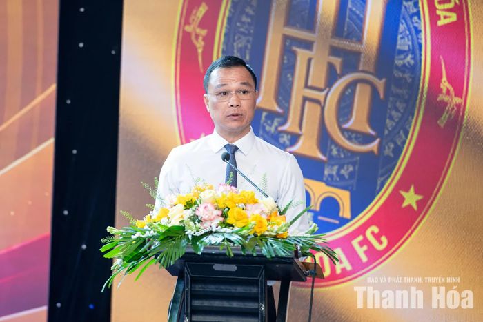 Đồng chí Tô Anh Dũng, Phó Bí thư Tỉnh ủy, Chủ tịch UBND tỉnh phát biểu, động viên đội bóng trước mùa giải mới. Chủ tịch UBND tỉnh đề nghị CLB Bóng đá Thanh Hóa xác định rõ mục tiêu trước mắt là thi đấu thành công tại mùa giải 2026/27; đồng thời xây dựng đội bóng theo hướng chuyên nghiệp, có bản sắc, nền tảng vững chắc và đủ sức cạnh tranh ở vị trí cao của bóng đá Việt Nam.