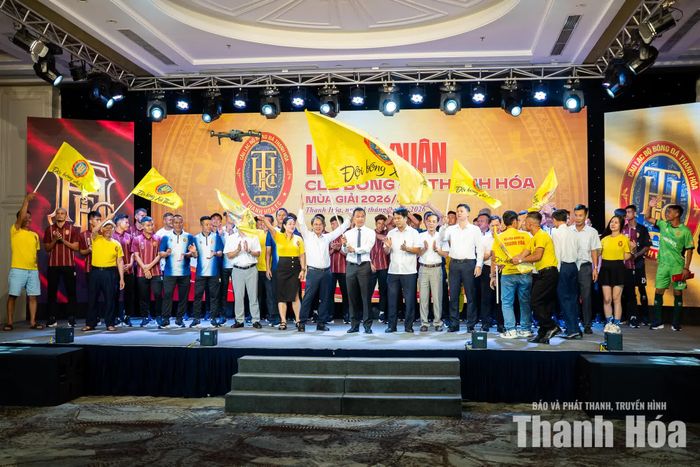 Lãnh đạo tỉnh, Hội CĐV và toàn đội cùng thực hiện nghi thức phất cờ trên nền bài hát “Bóng đá Thanh Hoá”, gửi đi thông điệp quyết tâm với tinh thần “Mỗi nhịp bóng - Triệu nhịp tim” trước thềm mùa giải mới .