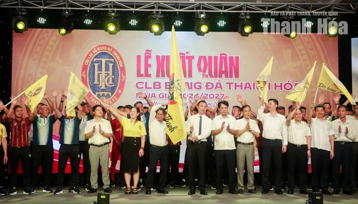 Chủ tịch UBND tỉnh Tô Anh Dũng cùng các đại biểu, toàn thể Ban huấn luyện, cầu thủ CLB Bóng đá Thanh Hóa thực hiện nghi thức phất cờ tại Lễ xuất quân.