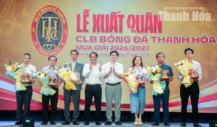 Đại diện lãnh đạo Sở Văn hóa, Thể thao và Du lịch, CLB Bóng đá Thanh Hóa tặng hoa và quà lưu niệm tri ân các nhà tài trợ.