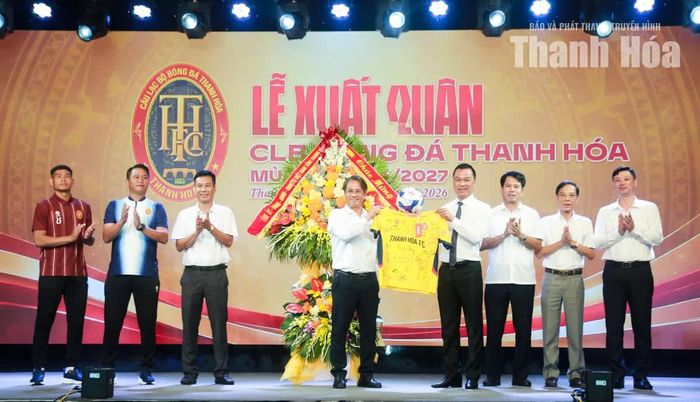 CLB Bóng đá Thanh Hóa tặng áo thi đấu và bóng lưu niệm cho các đồng chí lãnh đạo tỉnh.