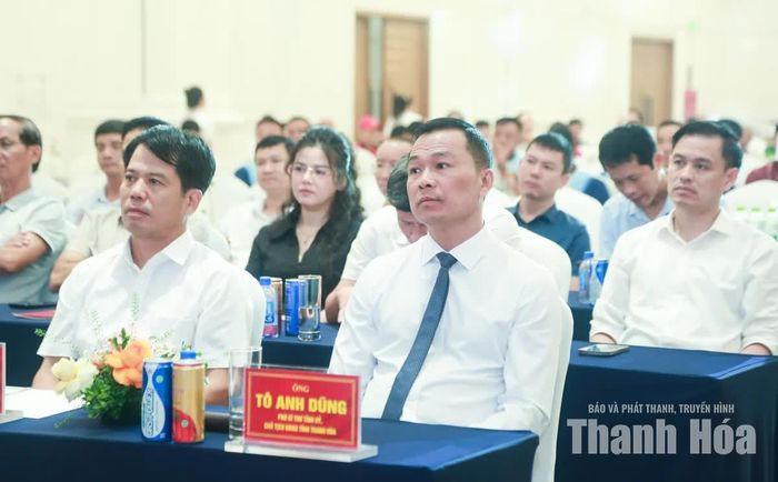 Chủ tịch UBND tỉnh Tô Anh Dũng cùng các đại biểu dự buổi lễ.