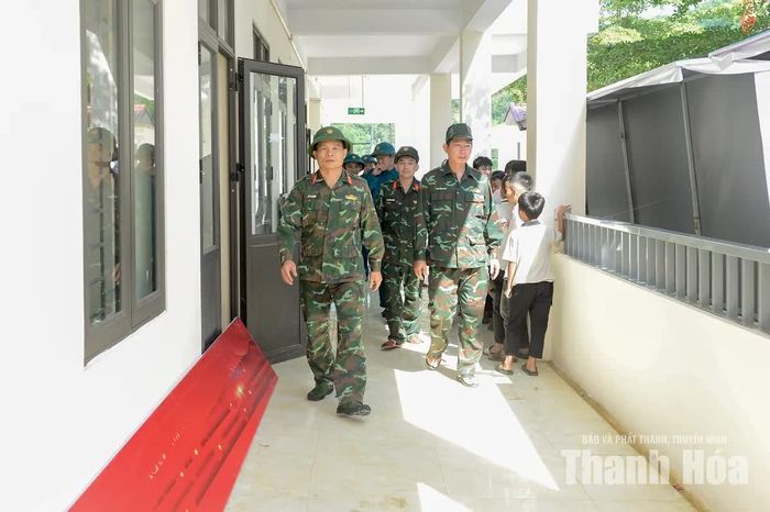 Phó Bí thư Thường trực Đảng ủy xã Yên Khương Lê Thị Kiêu thông tin, địa phương đã huy động các lực lượng khẩn trương hoàn tất những phần việc cuối cùng chuẩn bị cho ngày khai giảng.