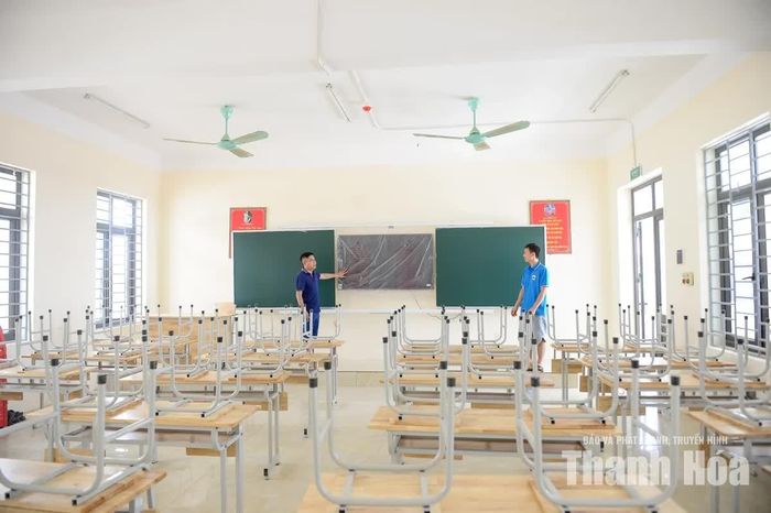 Các phần việc cuối cùng đang được chính quyền, các đoàn thể và người dân khẩn trương hoàn tất. Từ khu lớp học, khuôn viên đến nhà ở nội trú, nhà ăn đều được chuẩn bị kỹ lưỡng trước ngày khai giảng.