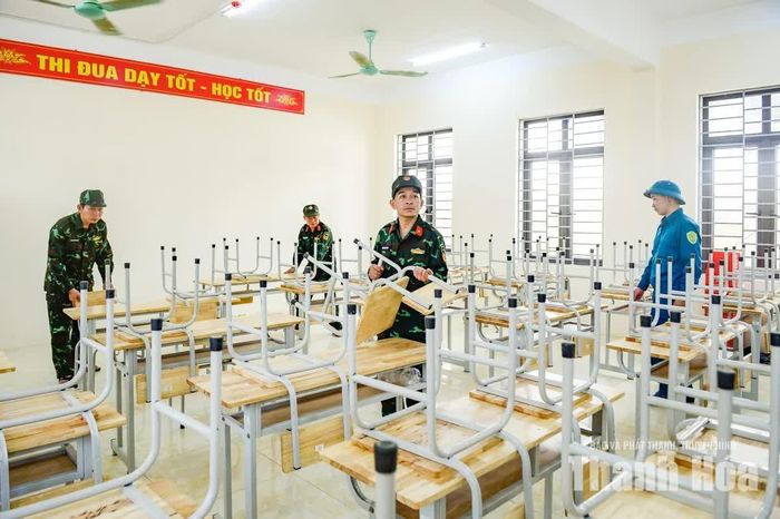 Từng phòng học được vệ sinh sạch sẽ, bàn ghế kê ngay ngắn trong không khí rộn ràng tiếng nói cười.