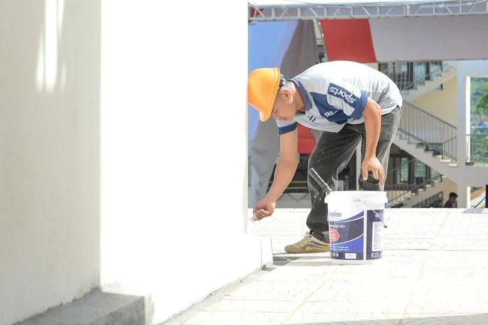 Các lực lượng cùng dọn dẹp khuôn viên, chỉnh trang cảnh quan.
