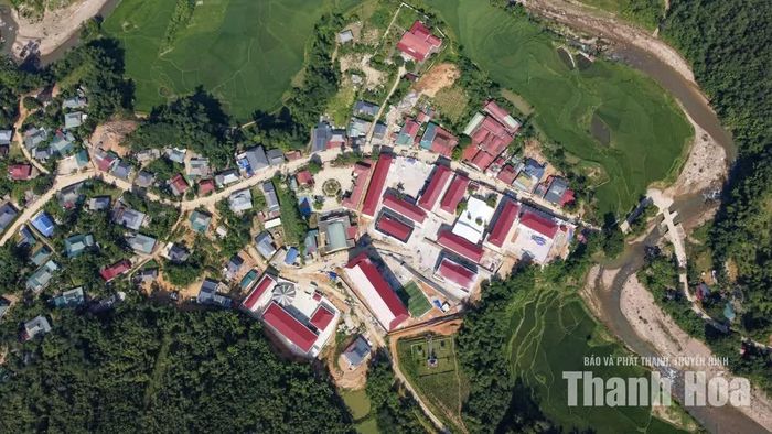 “Sự chung tay của các lực lượng, phụ huynh, học sinh đang góp phần mang đến một khởi đầu mới với nhiều kỳ vọng cho năm học mới 2026-2027”, Phó Bí thư Thường trực Đảng ủy xã Yên Khương Lê Thị Kiêu chia sẻ thêm.