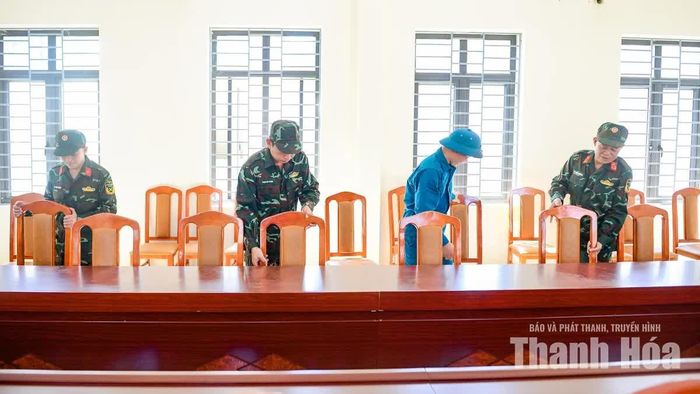 Các lực lượng gồm quân đội, công an, đoàn viên thanh niên, hội phụ nữ, giáo viên, phụ huynh và học sinh được chia thành nhiều nhóm, cùng chung tay dọn dẹp, chỉnh trang, tạo cảnh quan cho ngôi trường.
