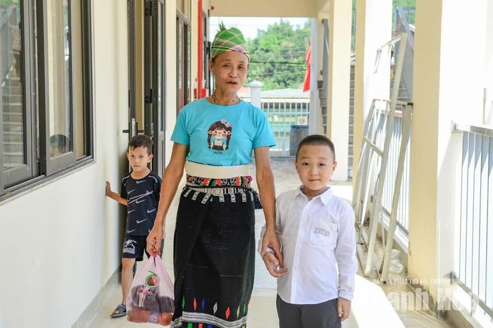 Không khí tại ngôi trường mới những ngày đầu tháng 9 trở nên nhộn nhịp hơn, khi người lớn đưa các em học sinh đến trường, nhận lớp trong niềm phấn khởi.