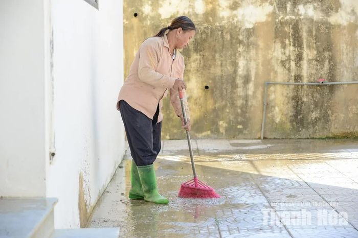 Khu nhà ăn, bếp bán trú được vệ sinh, chuẩn bị các điều kiện cần thiết để sẵn sàng phục vụ những bữa ăn đầu tiên của học sinh khi năm học mới bắt đầu.