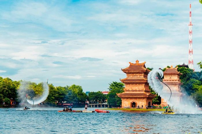Trình diễn flyboard chiều ngày 2/9 tại phố cổ Hoa Lư. Ảnh: Phố cổ Hoa Lư-Ninh Bình
