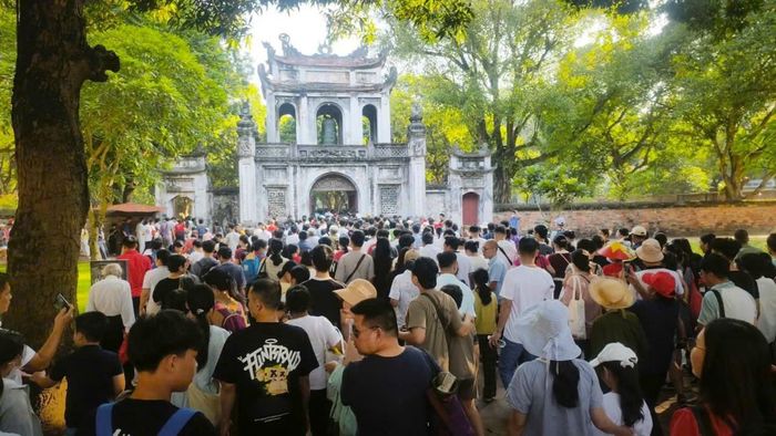 Hơn 25.000 lượt khách đã chọn ngày nghỉ lễ Quốc khánh 2/9 để ghé thăm Văn Miếu, hòa mình vào không khí tưng bừng của ngày Tết Độc lập. Ảnh: Di tích Văn Miếu - Quốc Tử Giám
