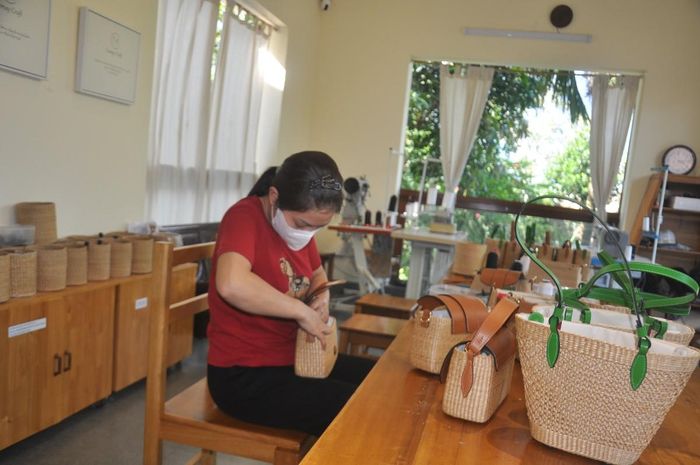 Người thợ cẩn thận xử lý từng sợi cói để tạo nên sản phẩm đạt độ hoàn thiện cao. Ảnh: Nguyễn Thuấn