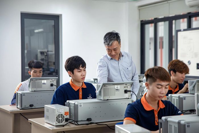 Từ thực tế đào tạo tại Phenikaa, TS. Trần Anh Trung cho rằng đào tạo ô tô thế hệ mới nếu chỉ dừng ở giáo trình và mô phỏng đơn giản sẽ khó đáp ứng yêu cầu doanh nghiệp. Vì vậy, hướng triển khai là kết hợp phòng thí nghiệm của nhà trường với các bài toán thực tế từ doanh nghiệp và những nền tảng mô phỏng, thử nghiệm hiện đại. Ảnh: NVCC.