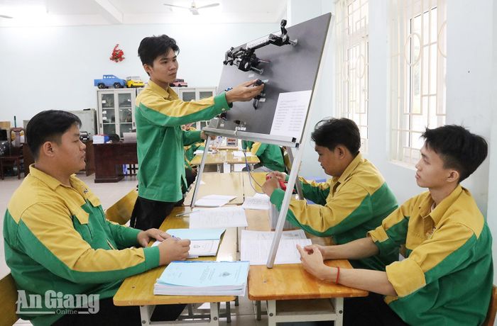 Sinh viên Trường Đại học Kiên Giang trong giờ thực hành.