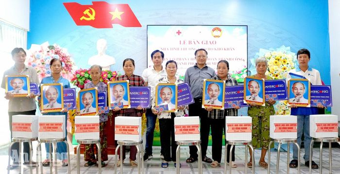 Trao bảng tượng trưng bàn giao nhà Tình thương cho các hộ dân xã Vĩnh Hanh.