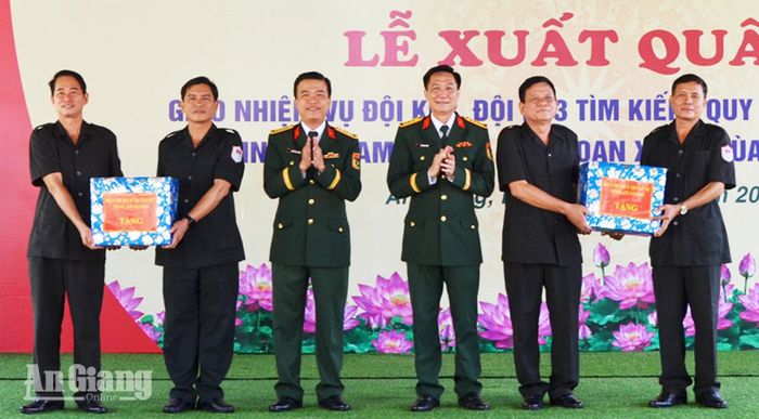 Bộ Chỉ huy quân sự tỉnh An Giang trao quà cho Đội K92, Đội K93.