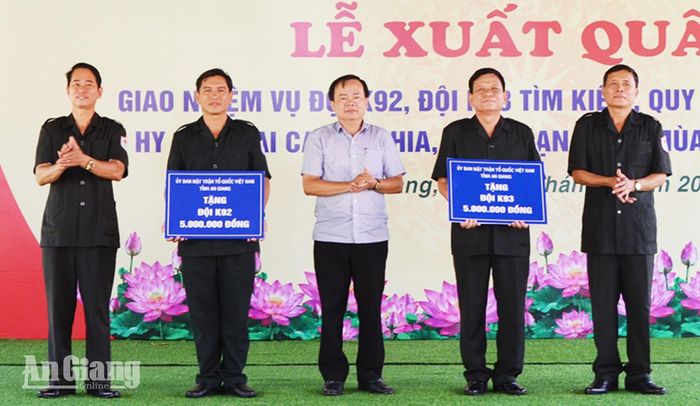 Ủy ban Mặt trận Tổ quốc Việt Nam tỉnh An Giang trao quà cho Đội K92, K93.