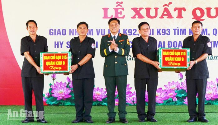 Ban Chỉ đạo 515 Quân khu 9 trao quà cho Đội K92, Đội K93.