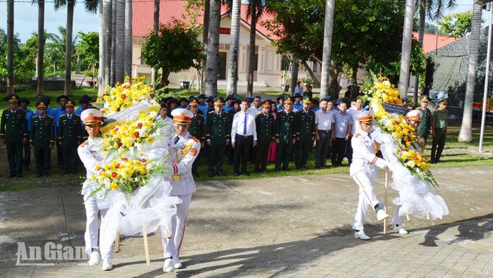 Các đại biểu dâng hoa, dâng hương tại nhà quàn Đội K92.