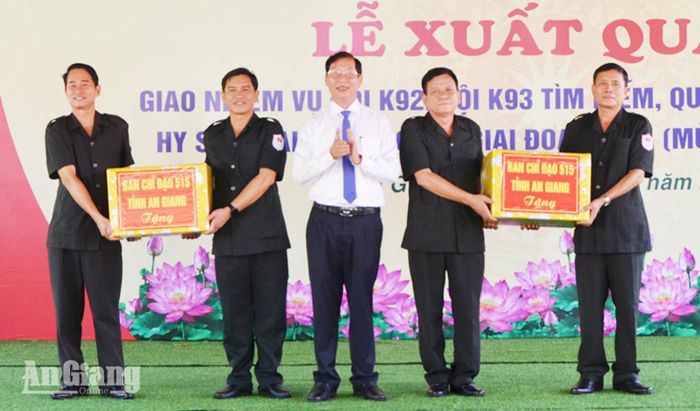 Ban Chỉ đạo 515 tỉnh An Giang trao quà cho Đội K92, Đội K93.