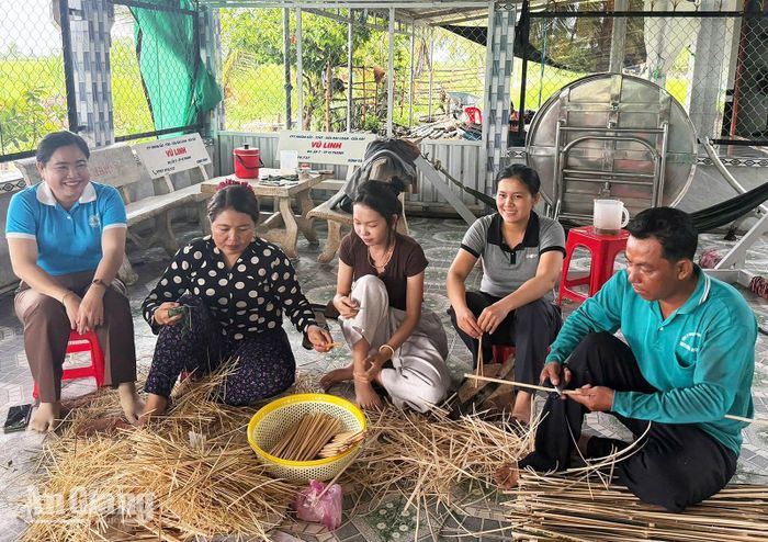 Chị Nguyễn Thị Xuyên (bìa trái) thăm hỏi gia đình theo nghề vót tre truyền thống trên địa bàn xã Hòa Thuận.