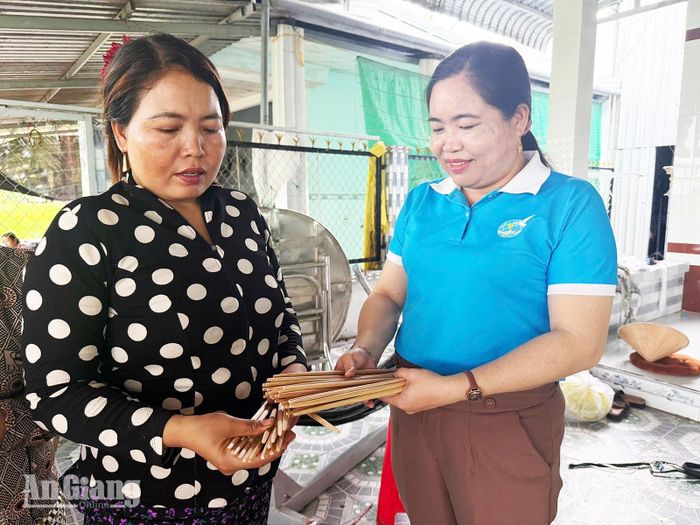 Chị Nguyễn Thị Xuyên (bên phải) thăm hỏi phụ nữ làm nghề vót tre truyền thống trên địa bàn xã Hòa Thuận.