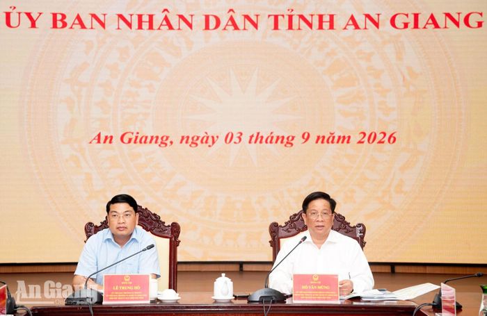 Ủy viên Trung ương Đảng, Phó Bí thư Tỉnh ủy, Chủ tịch UBND tỉnh An Giang Hồ Văn Mừng phát biểu chỉ đạo tại cuộc họp.