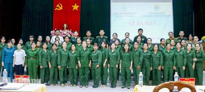 Tổ phụ nữ tham gia tự quản đường biên, cột mốc và giữ gìn an ninh, trật tự khu vực biên giới ra mắt đại biểu.