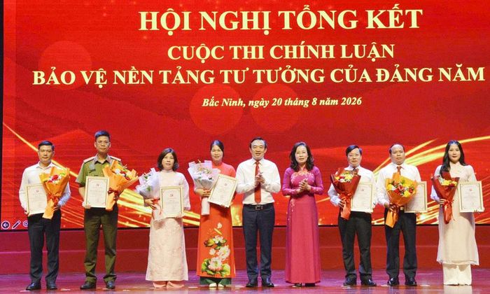 Phó Bí thư Thường trực Tỉnh ủy Nguyễn Thị Hương và đồng chí Nguyễn Đình Lợi trao giải A cho các tác giả, nhóm tác giả đoạt giải Cuộc thi chính luận về bảo vệ nền tảng tư tưởng của Đảng.