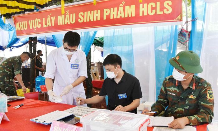 Các lực lượng làm nhiệm vụ số hóa dữ liệu mẫu hài cốt thu thập tại nghĩa trang liệt sĩ Thanh Lâm, xã Bảo Đài.