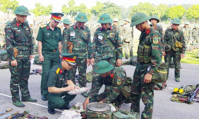 Đoàn công tác kiểm tra việc chuẩn bị bắn chiến đấu cấp tiểu đội bộ binh năm 2026 tại Trung đoàn 12.