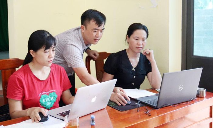 Cán bộ xã Lục Sơn tập trung xây dựng cơ sở dữ liệu đất đai.