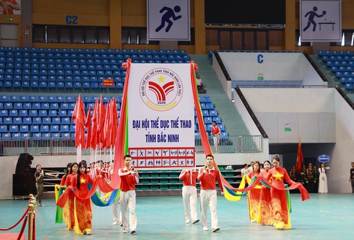 Biểu trưng Đại hội được long trọng rước qua lễ đài.