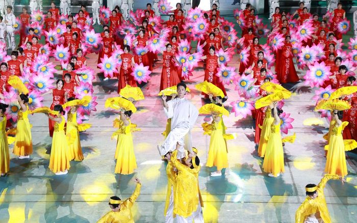 Nhiều diễn viên, học sinh các trường học tham gia đồng diễn.