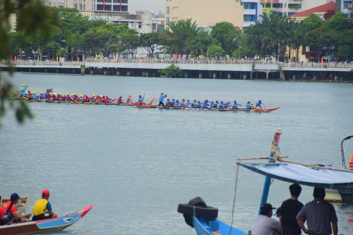 Giải đua thuyền truyền thống trên sông Hàn diễn ra hấp dẫn trong dịp lễ. Ảnh: PHI NÔNG