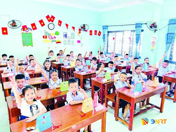 Học sinh lớp 1 Trường Tiểu học Nguyễn Bá Phát (phường Liên Chiểu) vui tươi trong ngày xếp lớp, chuẩn bị bước vào năm học 2026-2027. Ảnh: HOÀI THƯƠNG